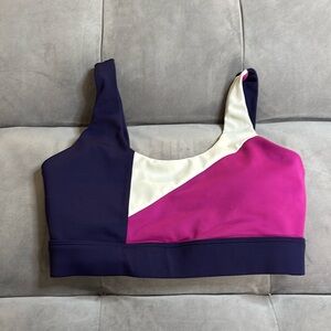 “Wilo”: Color-block sports bra